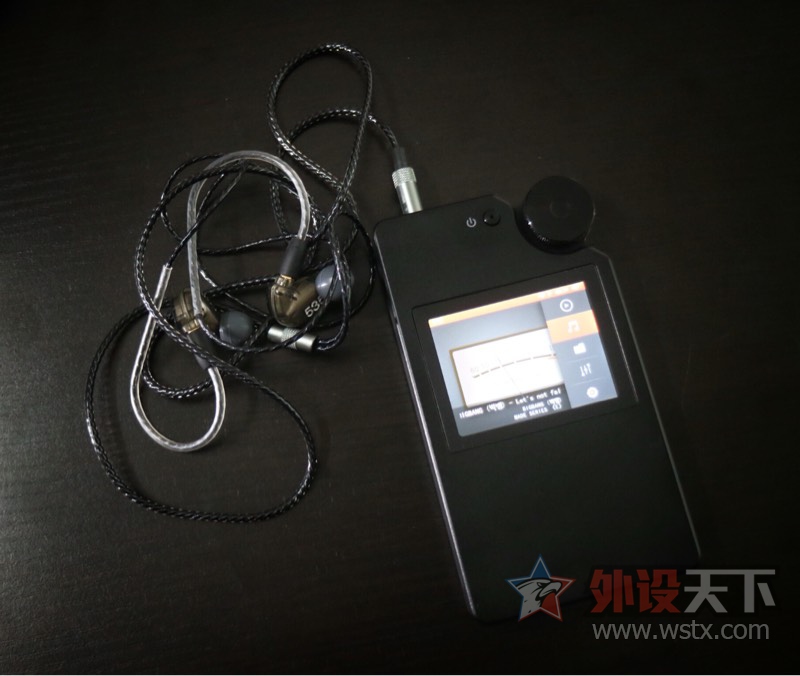 听着耳机的声音