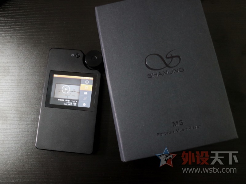 听着耳机的声音