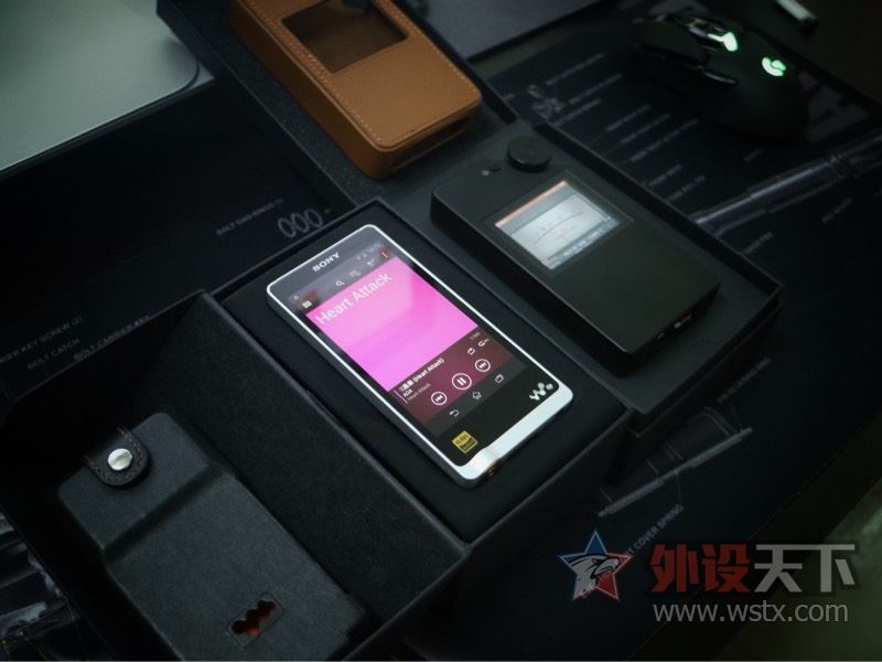 听着耳机的声音