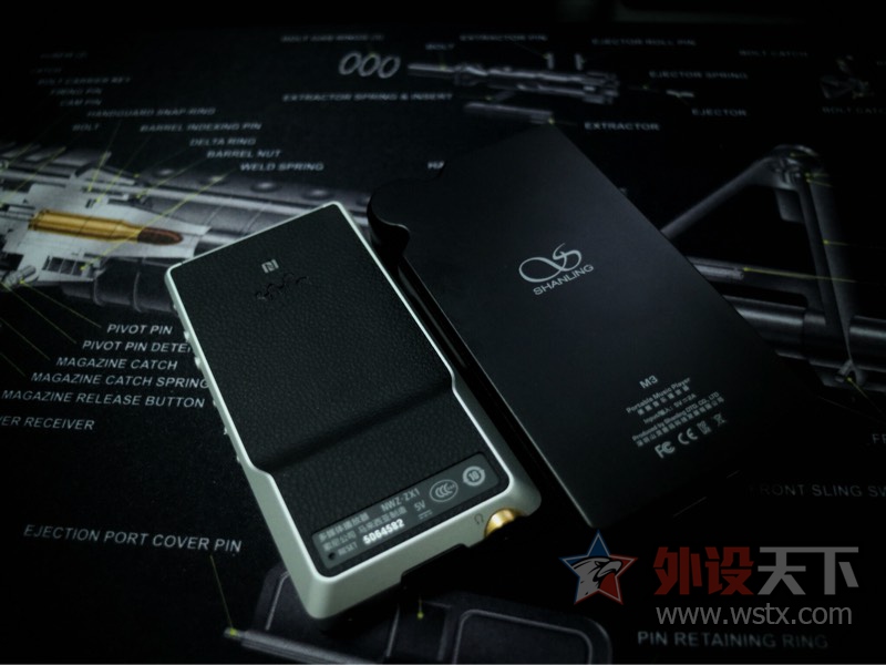 听着耳机的声音