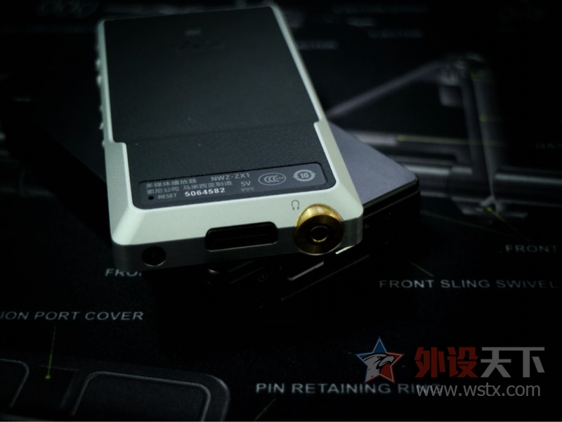 听着耳机的声音