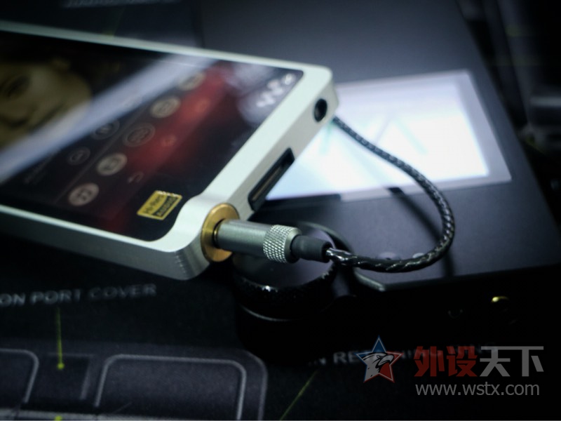 听着耳机的声音