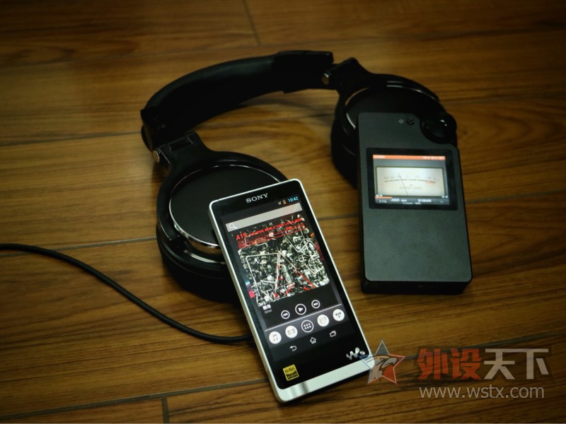 听着耳机的声音