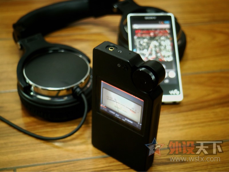 听着耳机的声音