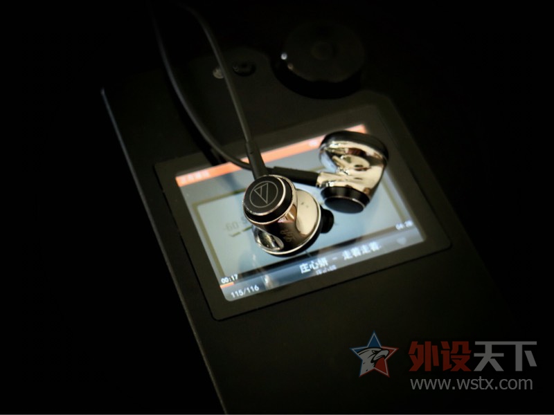 听着耳机的声音
