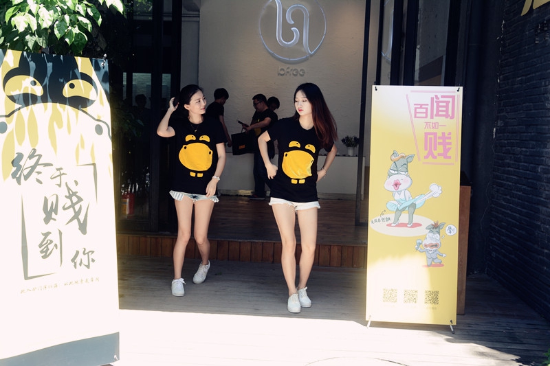 百闻不如一“贱”： 传说中E罩杯驴妹带你领略贱驴首次粉丝见面会现场回顾