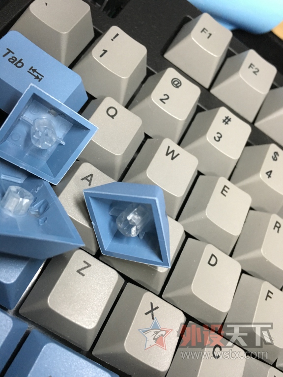 这三个开裂的键帽槽