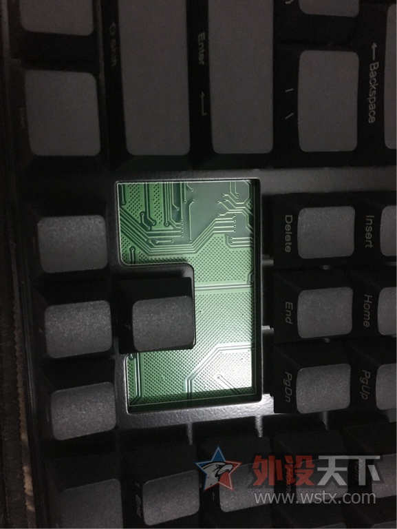 钢板的镂空设计,导致上方向按键的声音回响特别大