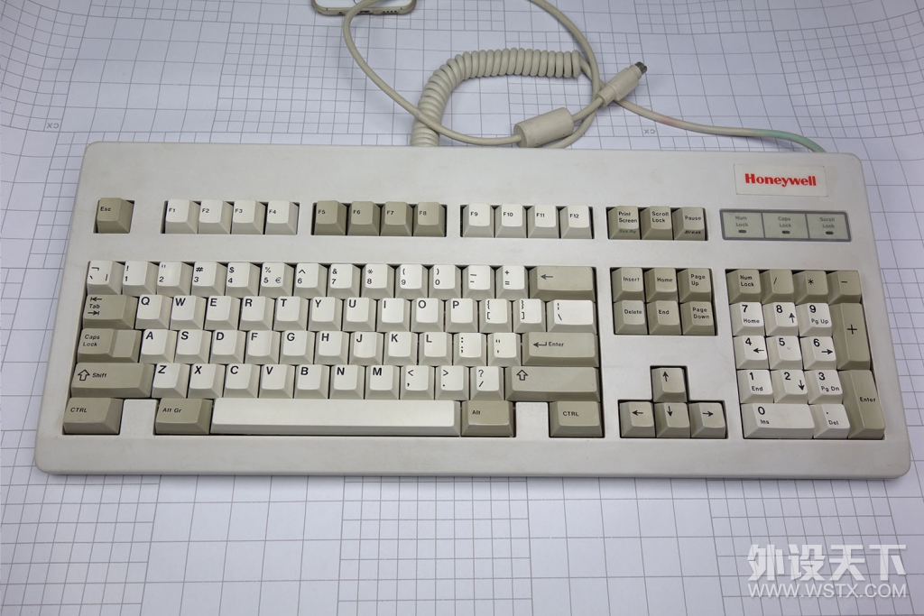 G80-3000黑轴，PCB非樱桃的。和樱桃一样无钢板，孔位都一样