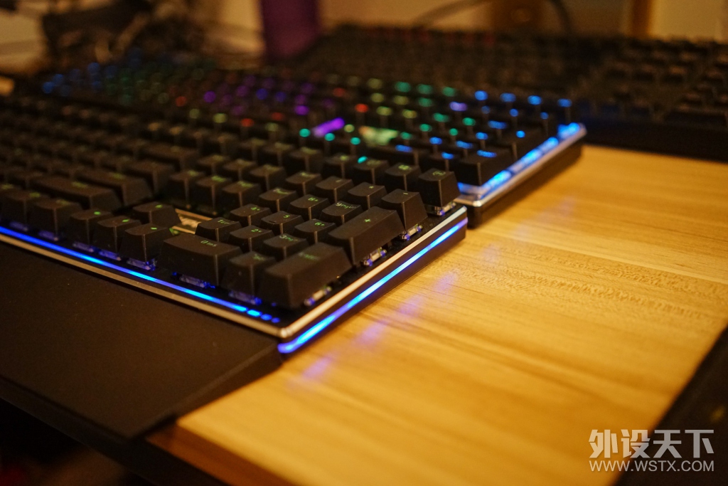 雷柏V700 RGB合金版幻彩背光机械键盘评测——暗夜里的一抹辉光