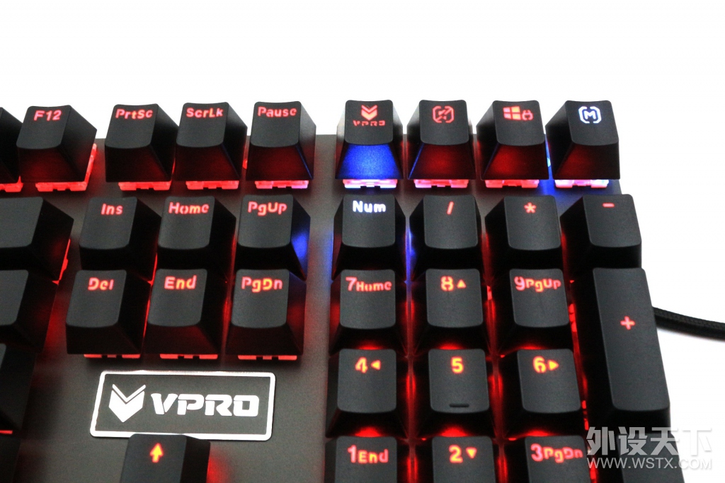 刚到手的，雷柏V700RGB合金版