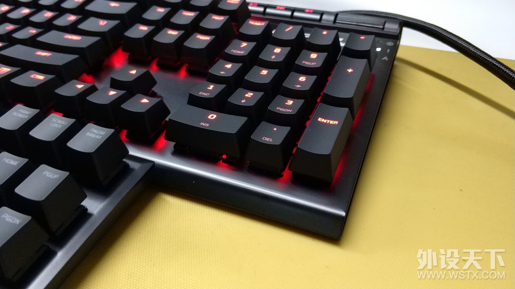 表哥家的键盘 好像是哪个大厂的新品，有人知道是什么键盘吗？