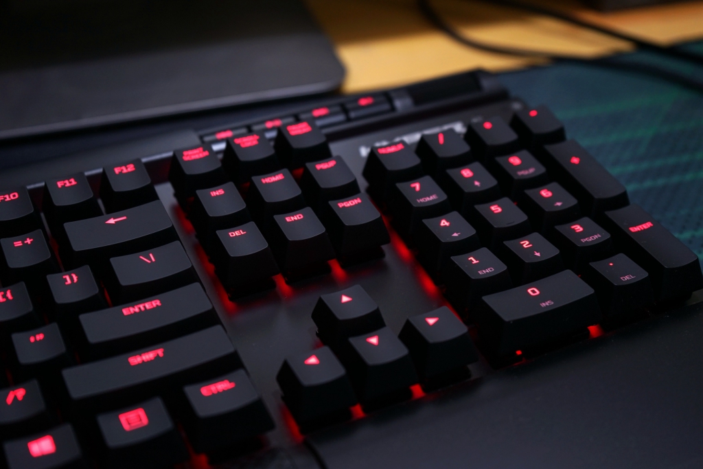 抄袭海盗船？金士顿 HyperX Alloy Elite 键盘开箱体验