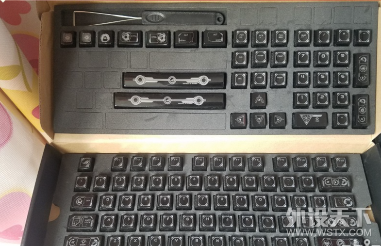 [哈尔滨]绝版海盗船K70RGB老版青轴+源计划亮光键帽，750元。