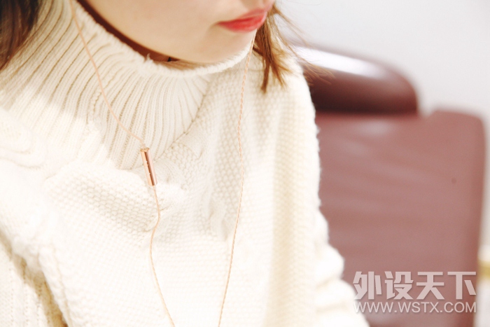 捕捉声音细节 雷柏VM120入耳式游戏耳机美女图赏