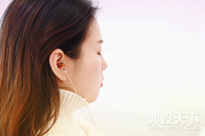 捕捉声音细节 雷柏VM120入耳式游戏耳机美女图赏