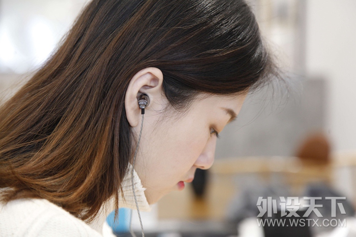 捕捉声音细节 雷柏VM120入耳式游戏耳机美女图赏