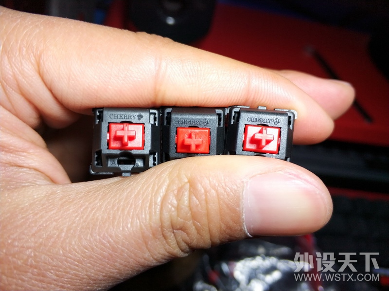 从白杨家买的五脚红轴 偏硬 不是红轴的手感 觉得是假货 大神帮忙看看