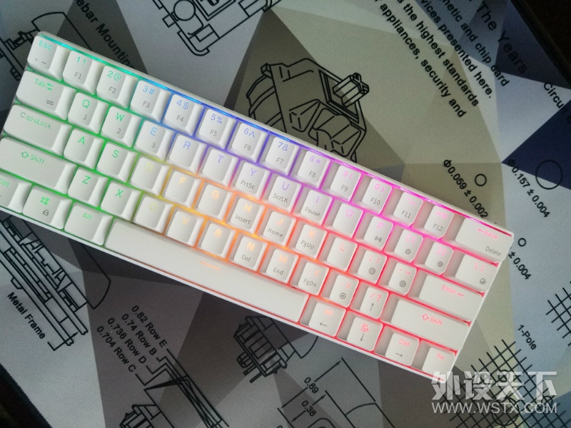 也许是最便宜的RGB樱桃轴蓝牙双模机械键盘——GANSS ALT61 RGB