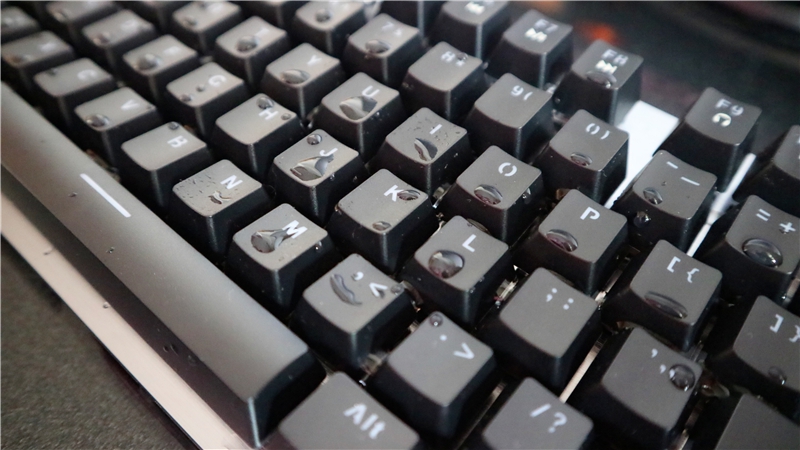 金属拉丝的专业级防水防尘,赤焰红背光雷柏v530l键盘体 .