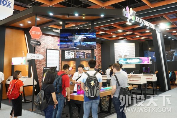 COMPUTEX2018B.FRIEND展出两款电竞桌及多功能RGB桌面附加套件