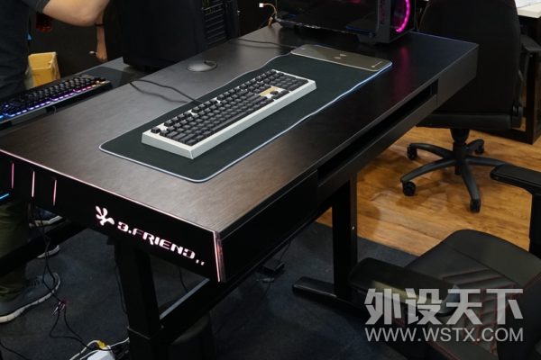 COMPUTEX2018B.FRIEND展出两款电竞桌及多功能RGB桌面附加套件