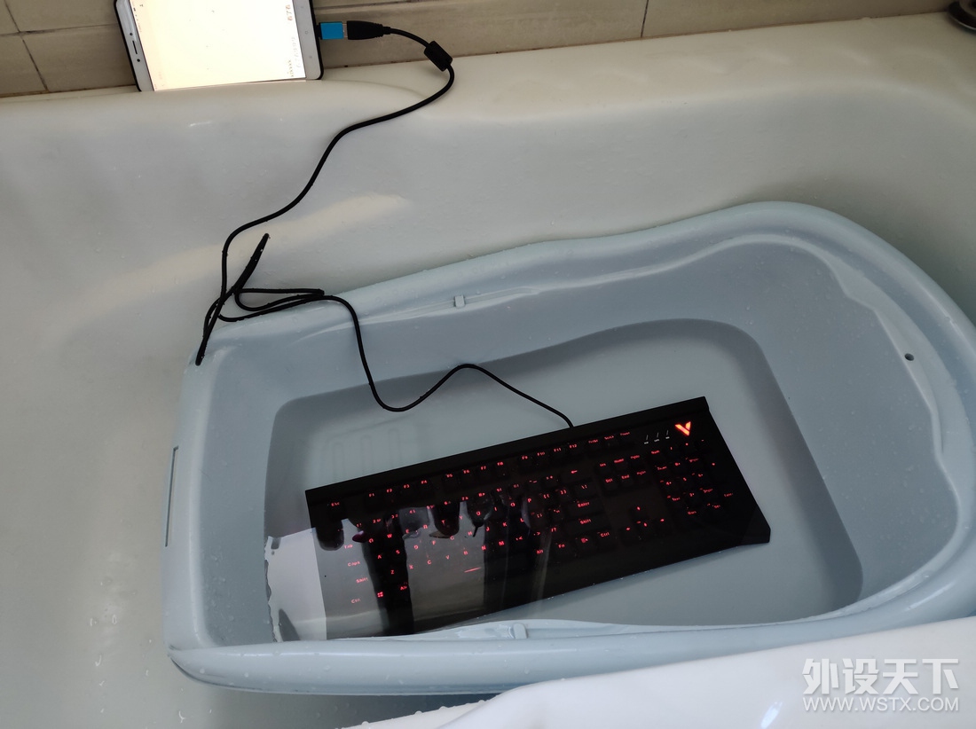 再也不惧饮料牛奶——雷柏V780防水光轴键盘浸水评测