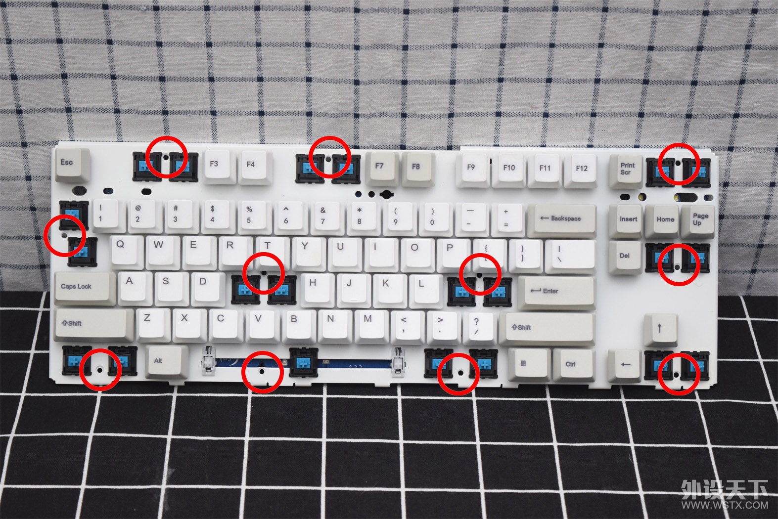 三把几乎同样外观的键盘，拆开看看到底有着怎样的差异