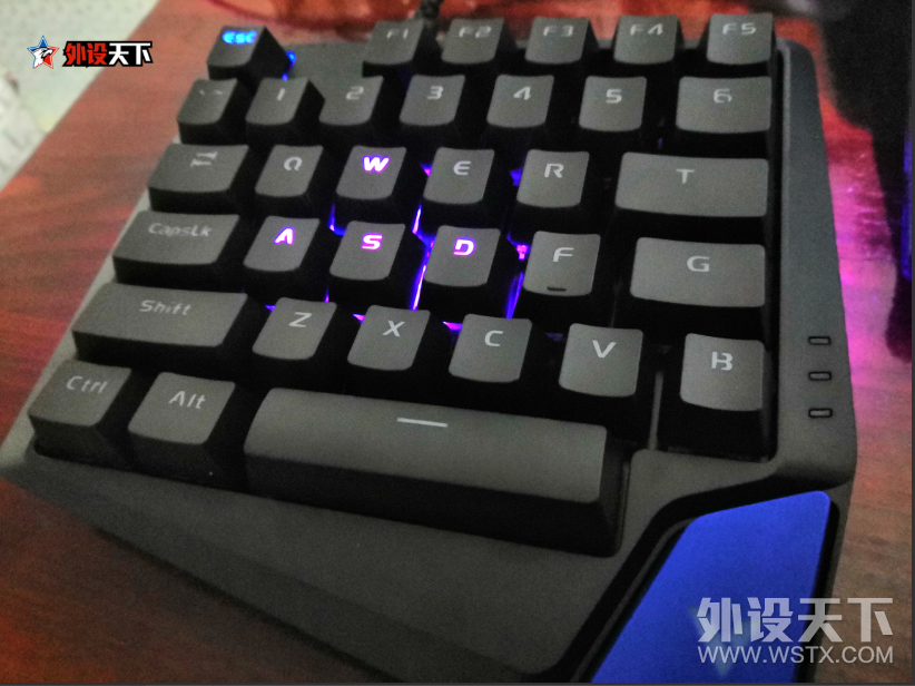雷柏V550RGB单手（“游戏”两字手动划掉）键盘简评