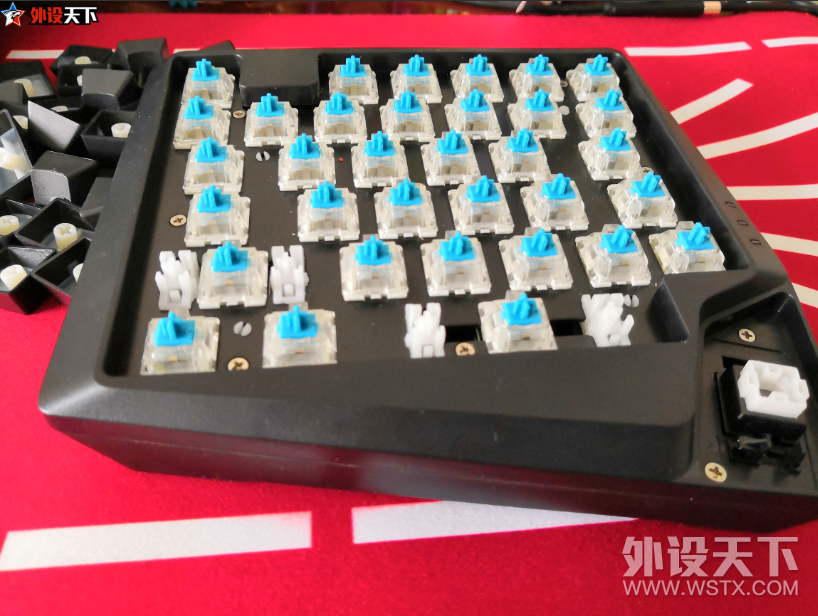 雷柏V550RGB单手（“游戏”两字手动划掉）键盘简评