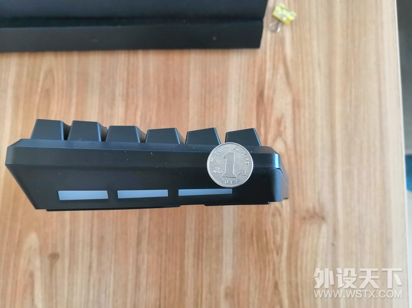 雷柏V550RGB单手（“游戏”两字手动划掉）键盘简评
