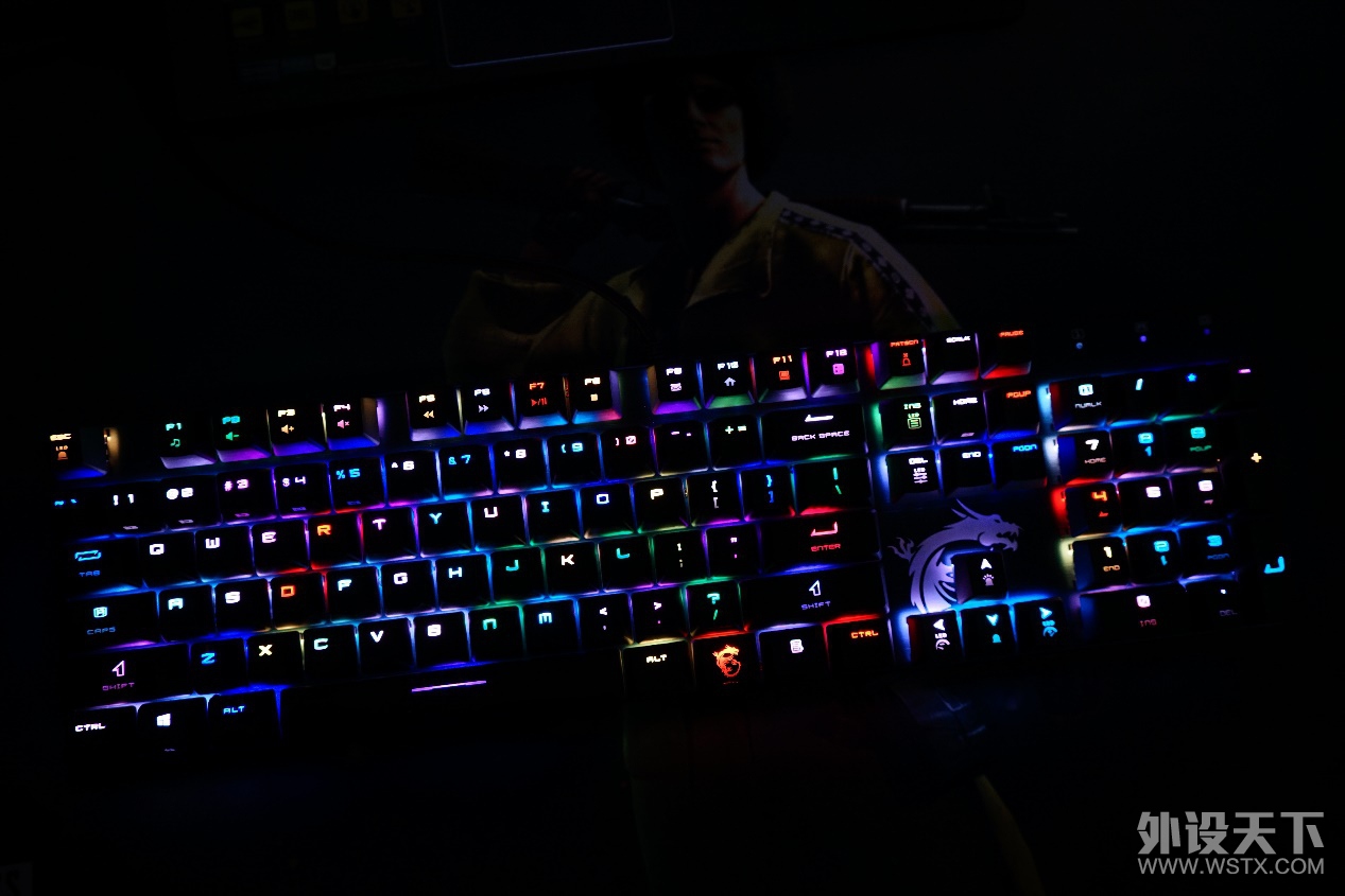 灯效酷炫细节待完善 RGB黑轴MSI GK50机械键盘入手分享