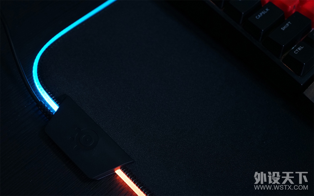 赛睿SteelSeries QcK PRISIM XL RGB氛围灯效超大布面电竞游戏鼠标垫开箱评测