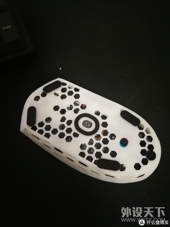 高配低价，不打洞的超轻电竞鼠标 QPAD DX-30E