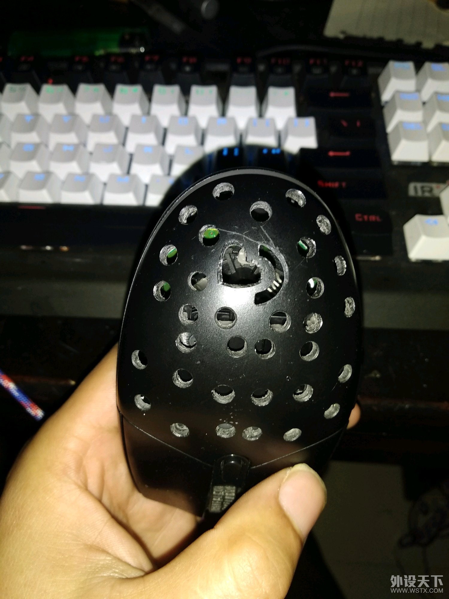 高配低价，不打洞的超轻电竞鼠标 QPAD DX-30E