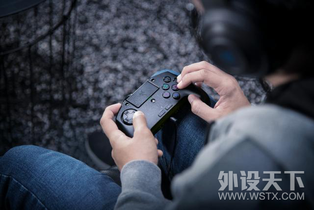 用手柄也能体验街机搓键，雷蛇锐齿狮格斗游戏手柄