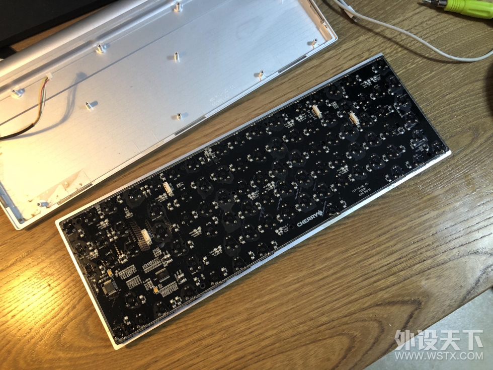 樱桃MX8.0键盘拆解+换轴维修（键盘不能喝可乐）