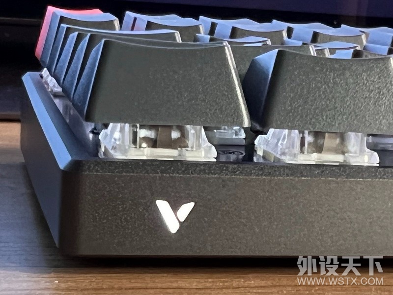 孤身暗巷·同尘和光——雷柏V700-8A孤勇者茶轴评测