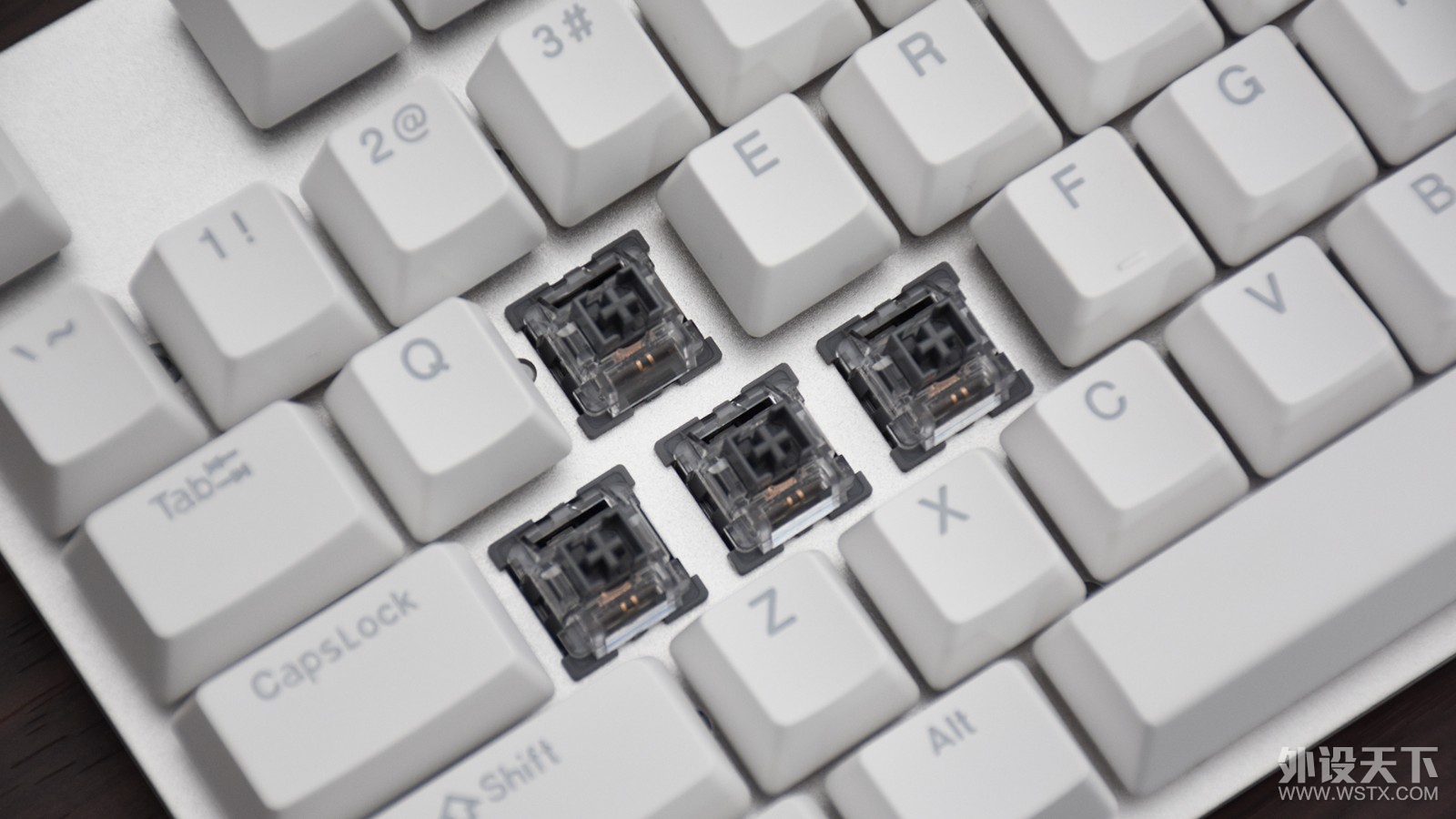 雷柏V700DIY机械键盘：104键可编程，热拔插轻松换轴DIY