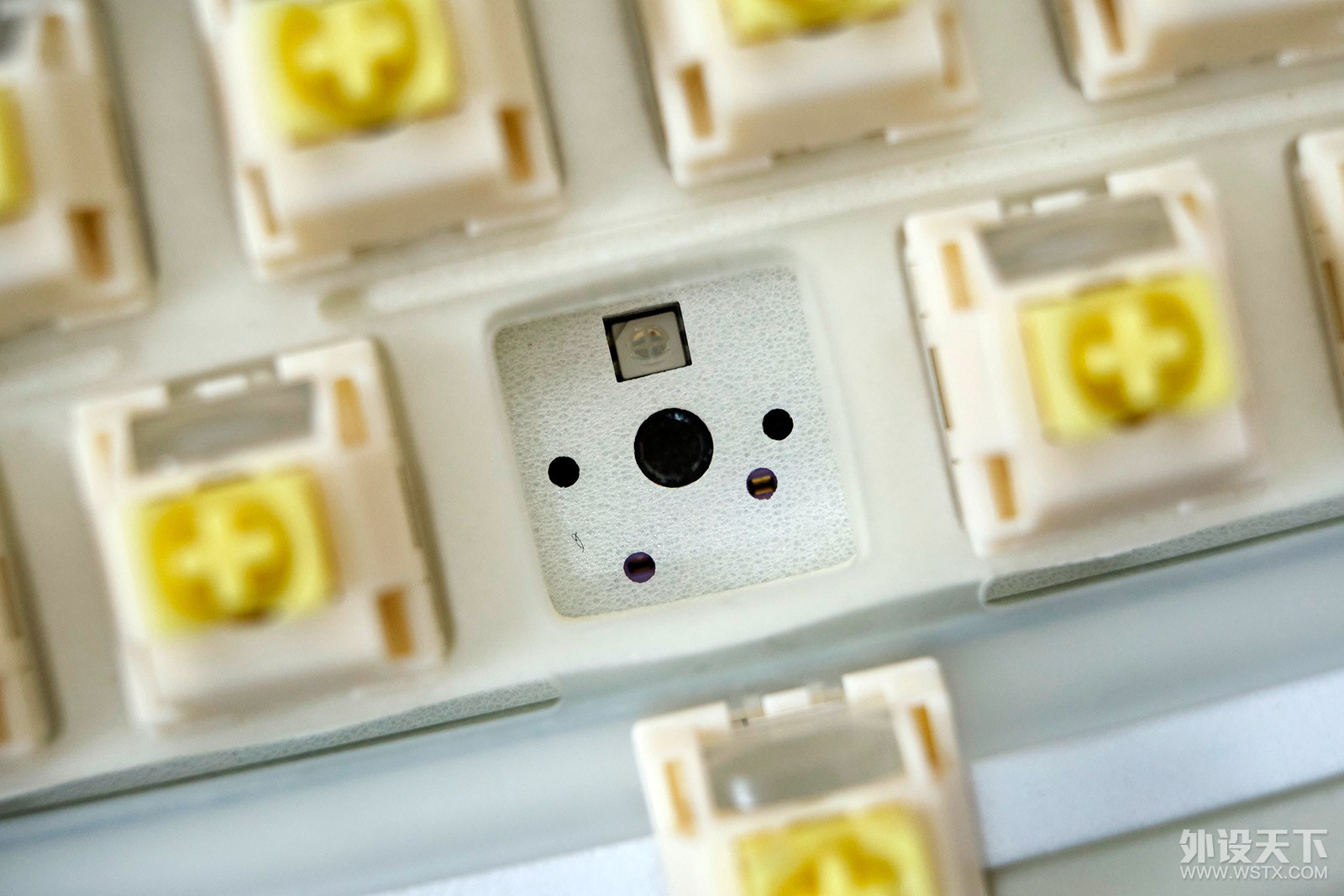 堆料和内卷的主旋律新品，狼蛛F75三模机械键盘分享