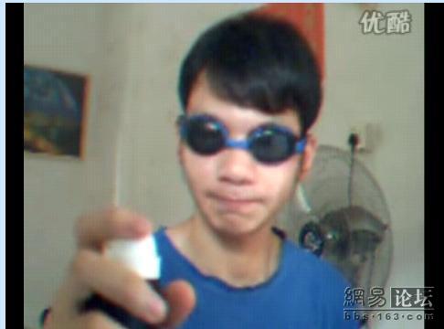 　准备充分，还带上了眼镜
